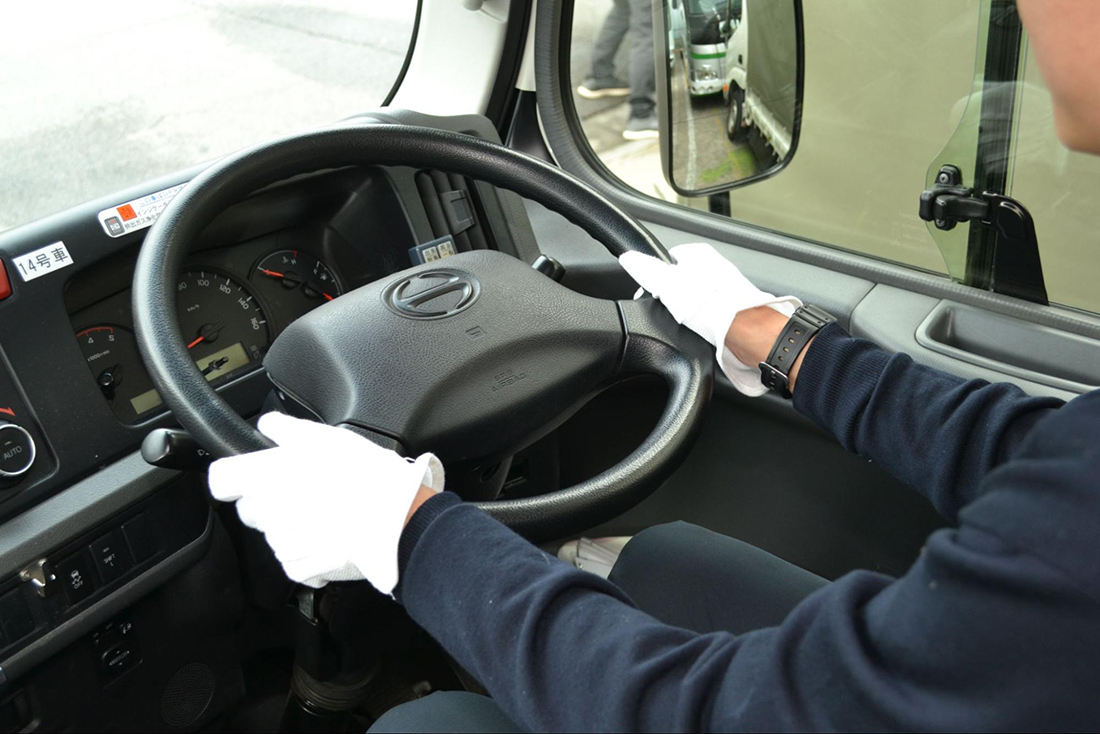 バス運転手ハンドル操作中